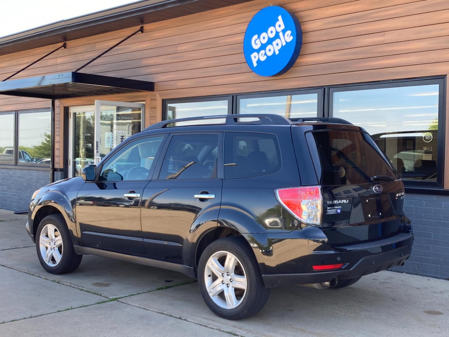 2010 Obsidian Black Subaru Forester 2.5X Limited (JF2SH6DCXAH) with an 2.5L H4 SOHC 16V engine, 4-Speed Aut transmission, located at 1800 South Ihm Blvd, Freeport, IL, 61032, (815) 232-5543, 42.278645, -89.607994 - Forester X Limited 4D SUV - Photo#2